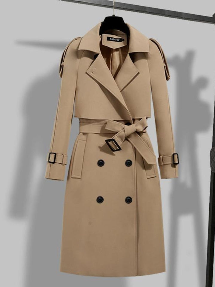 Beiger Trenchcoat Damen, zweireihig, Gürtel, Knöpfe, klassisch, Herbstmode, elegant.