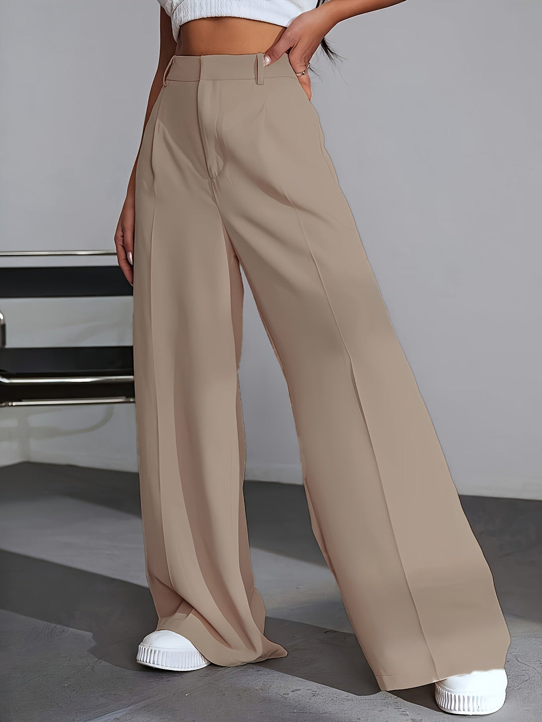 Beige Damenhose, weites Bein, hohe Taille, eleganter Look, modische Damenbekleidung.