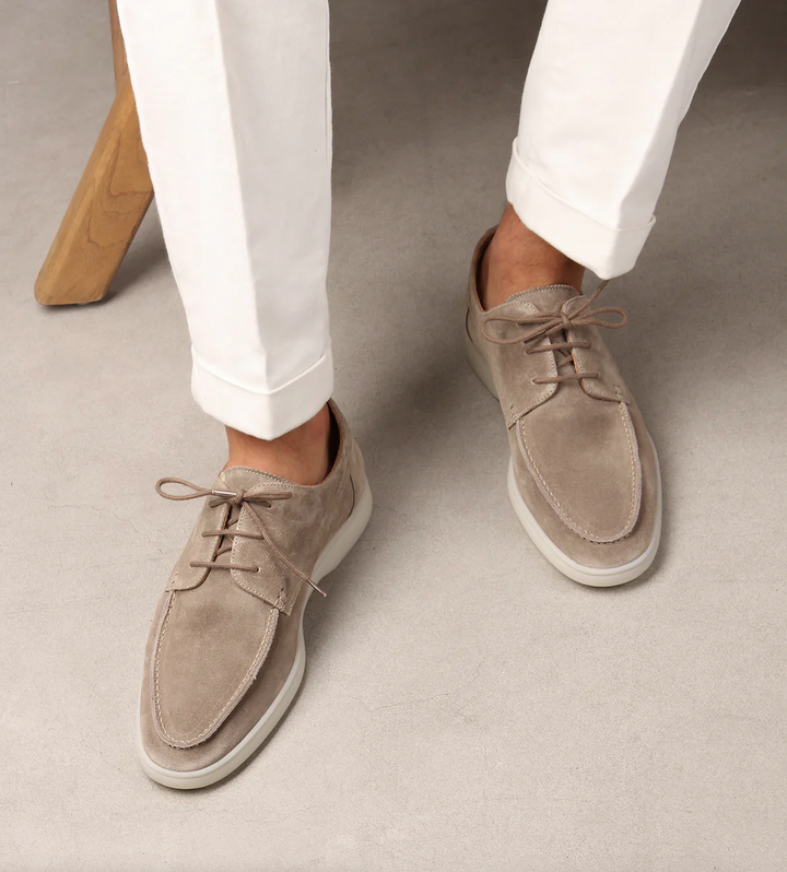 Herren Wildleder Mokassins beige, elegante Freizeitschuhe, kombiniert mit weißen Hosen.