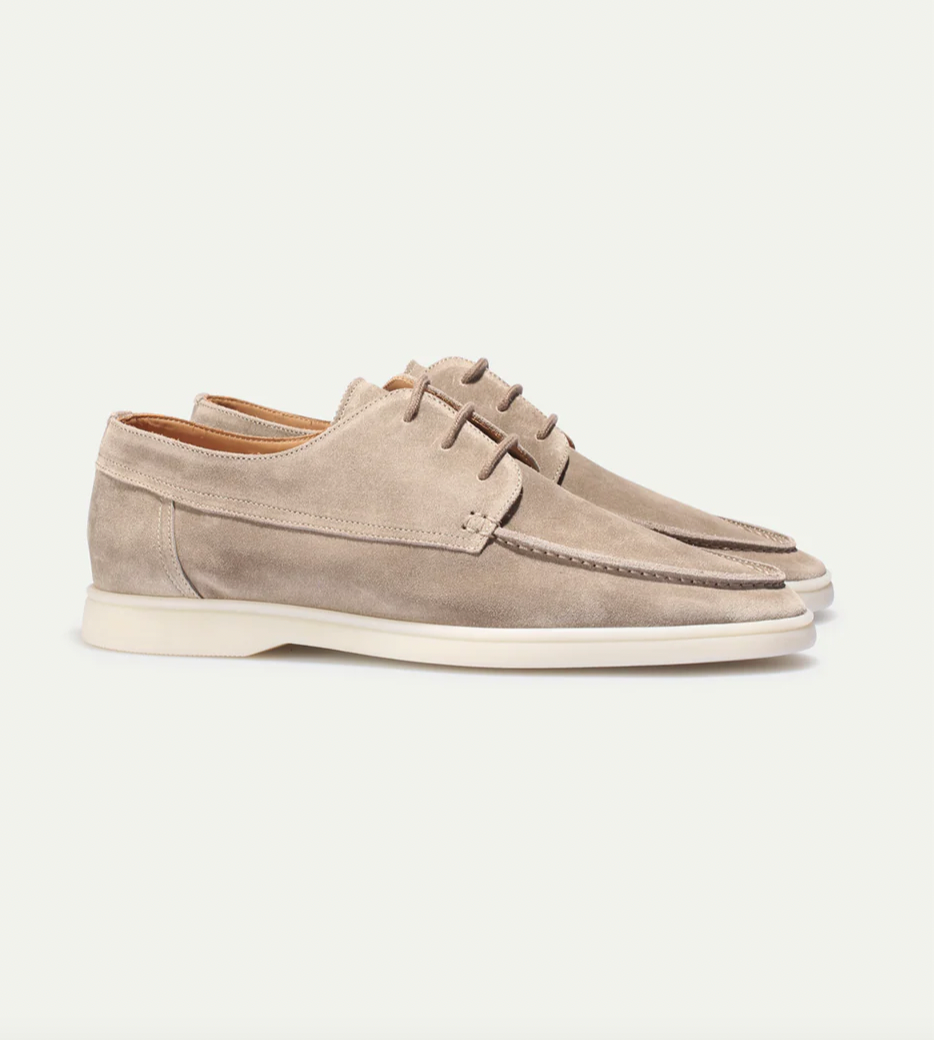 Beige Wildleder-Herrenschuhe, Schnürschuhe, elegante Freizeitschuhe, seitliche Ansicht.