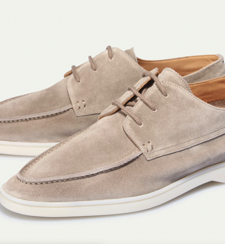 Beige Wildleder-Herrenschuhe, Schnürschuhe, elegante Freizeitschuhe, modisch, komfortabel.