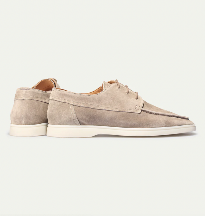 Beige Wildleder-Sneaker für Herren, seitliche Ansicht, modisch, bequem, rutschfeste Sohle.