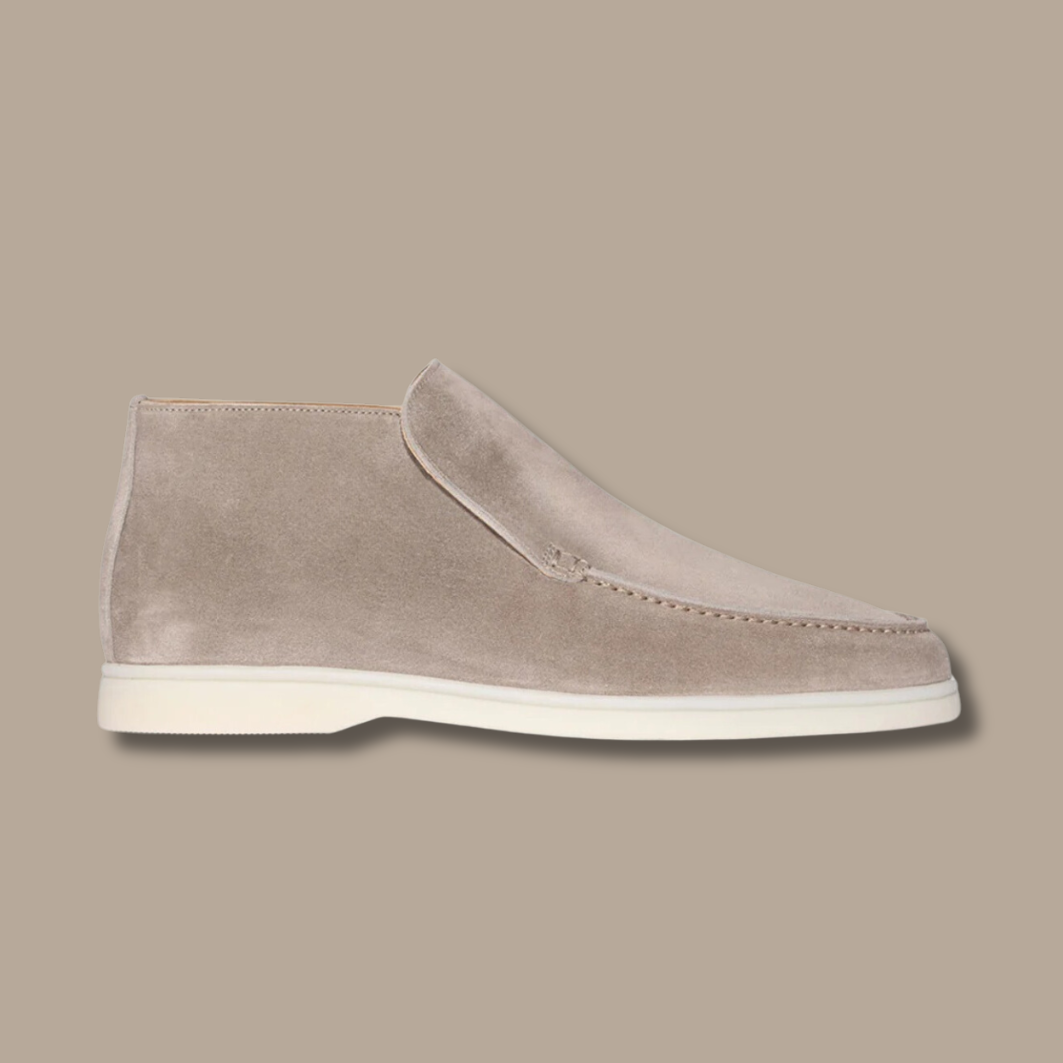 Beiger Wildleder-Herrenschuh, knöchelhoch, mit weißer Sohle, elegantes Design.