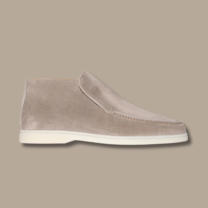 Beiger Wildleder-Herrenschuh, knöchelhoch, mit weißer Sohle, elegantes Design.