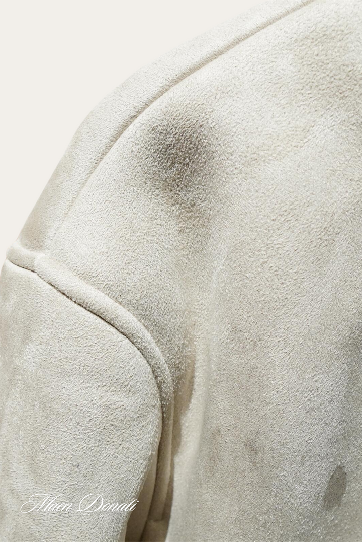 Beige Wildlederjacke, Nahaufnahme, weiches Material, modisches Design, Herrenbekleidung.