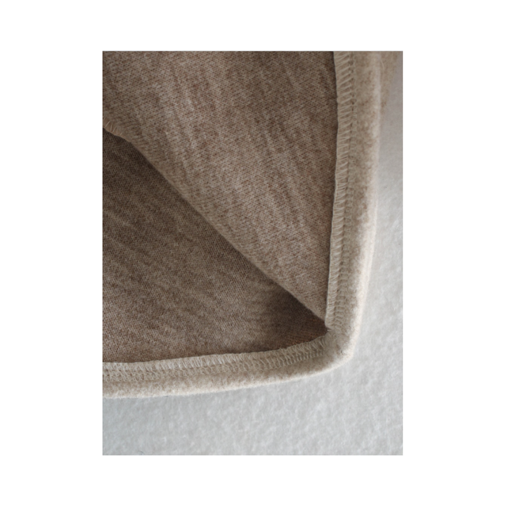 Beige Damenwolljacke mit Gürtel und Knöpfen, Frühlingsmode, Detailansicht.