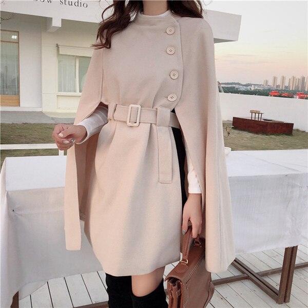 Damen Cape-Kleid beige, Knöpfe, Gürtel, elegantes Design, Herbstmode, stilvoller Look.