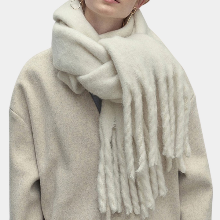 Beiger Wollschal mit Fransen, Damenmode, Winteraccessoire, warm und stilvoll.