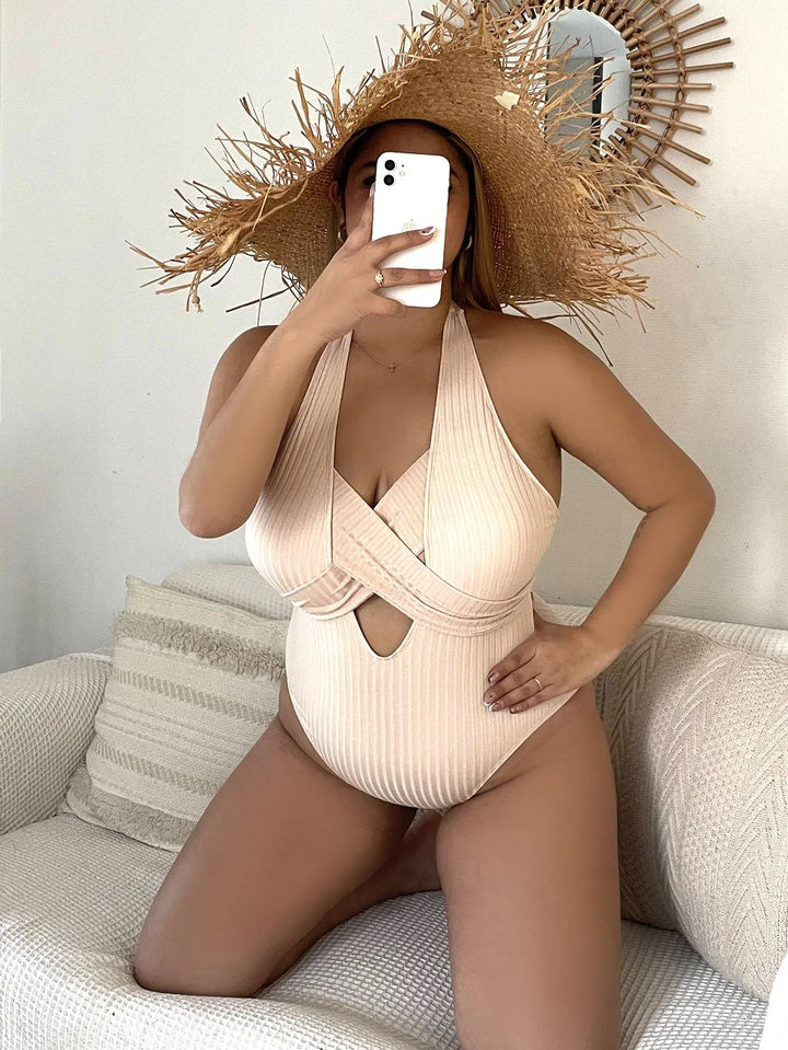 Frau im cremefarbenen Badeanzug mit Strohhut, Selfie, Sommermode, Strandkleidung.