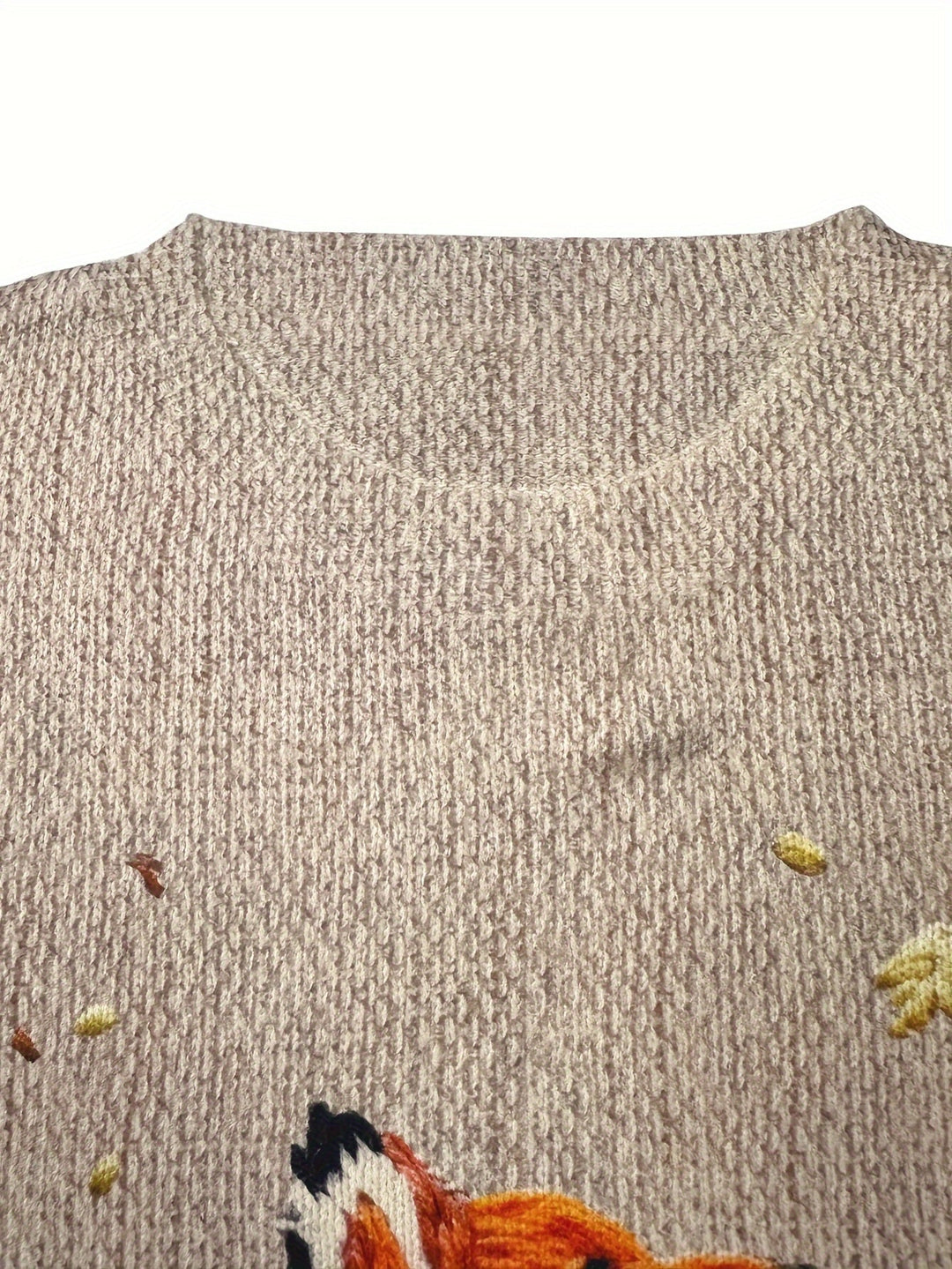 Beiger Strickpullover mit Fuchs-Stickerei, Rundhalsausschnitt, Baumwolle, Herbstmode.