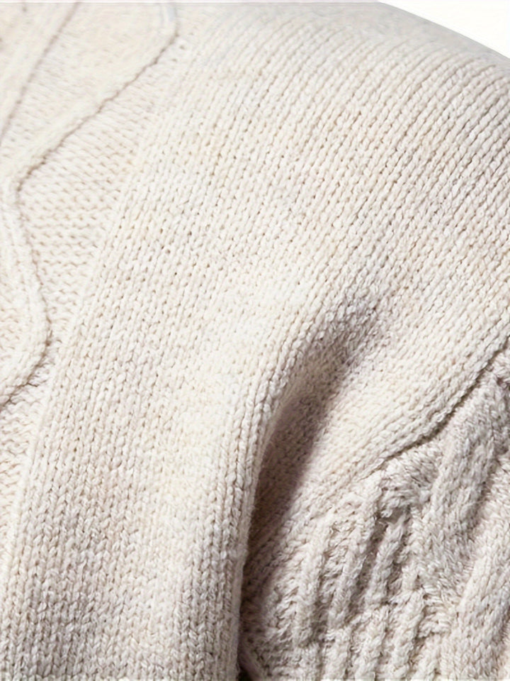 Beiger Strickpullover aus Baumwolle, Nahaufnahme, weiches Material, modisches Design.