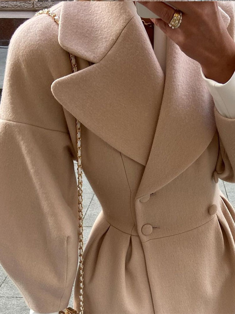 Eleganter Damenmantel aus Wolle, beige, mit breitem Revers und Knöpfen, Herbstmode 2023.