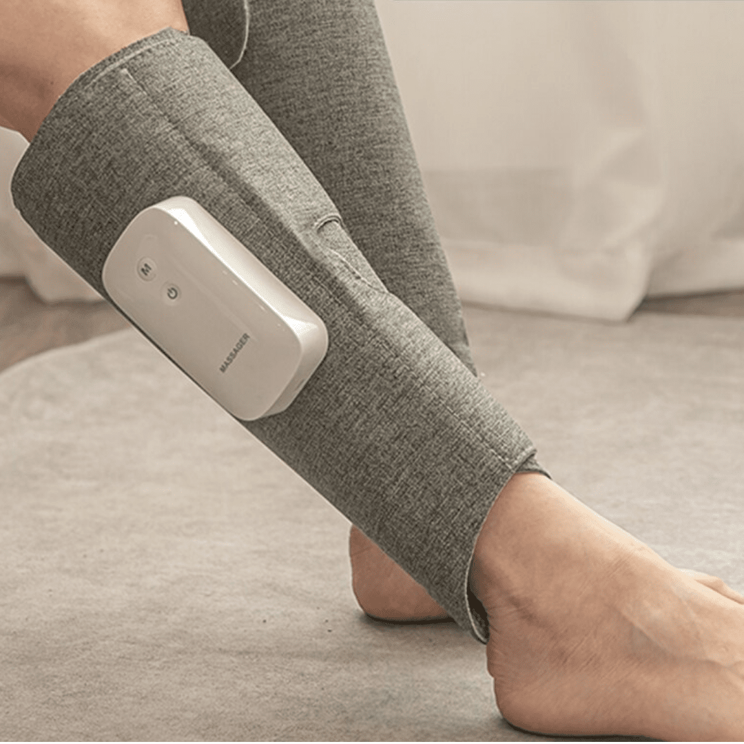 Graue Beinmanschette mit Massagegerät, tragbar, für Schmerzlinderung und Entspannung.