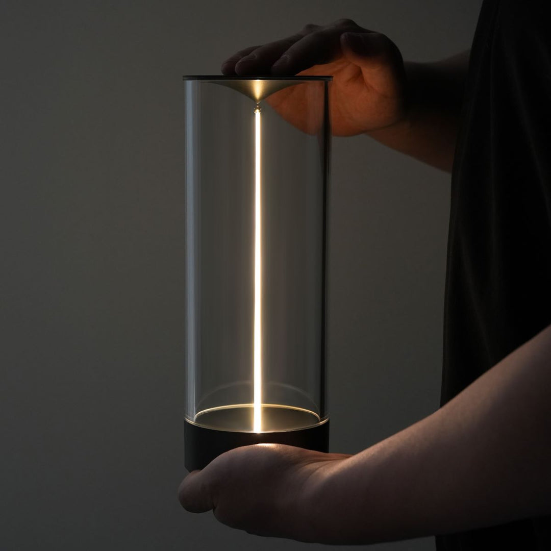 Moderne Tischlampe aus Glas mit LED-Licht, zylindrisch, minimalistisch, energiesparend.