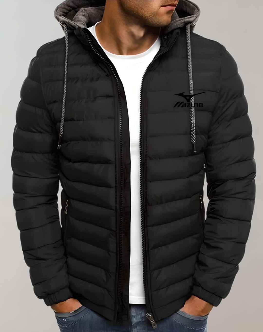 Männer schwarze Daunenjacke mit Kapuze, Reißverschluss, Mizuno-Logo, Wintermode.