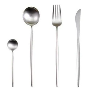 Besteckset aus Edelstahl, bestehend aus Löffel, Gabel, Messer und Teelöffel, modern, silber.