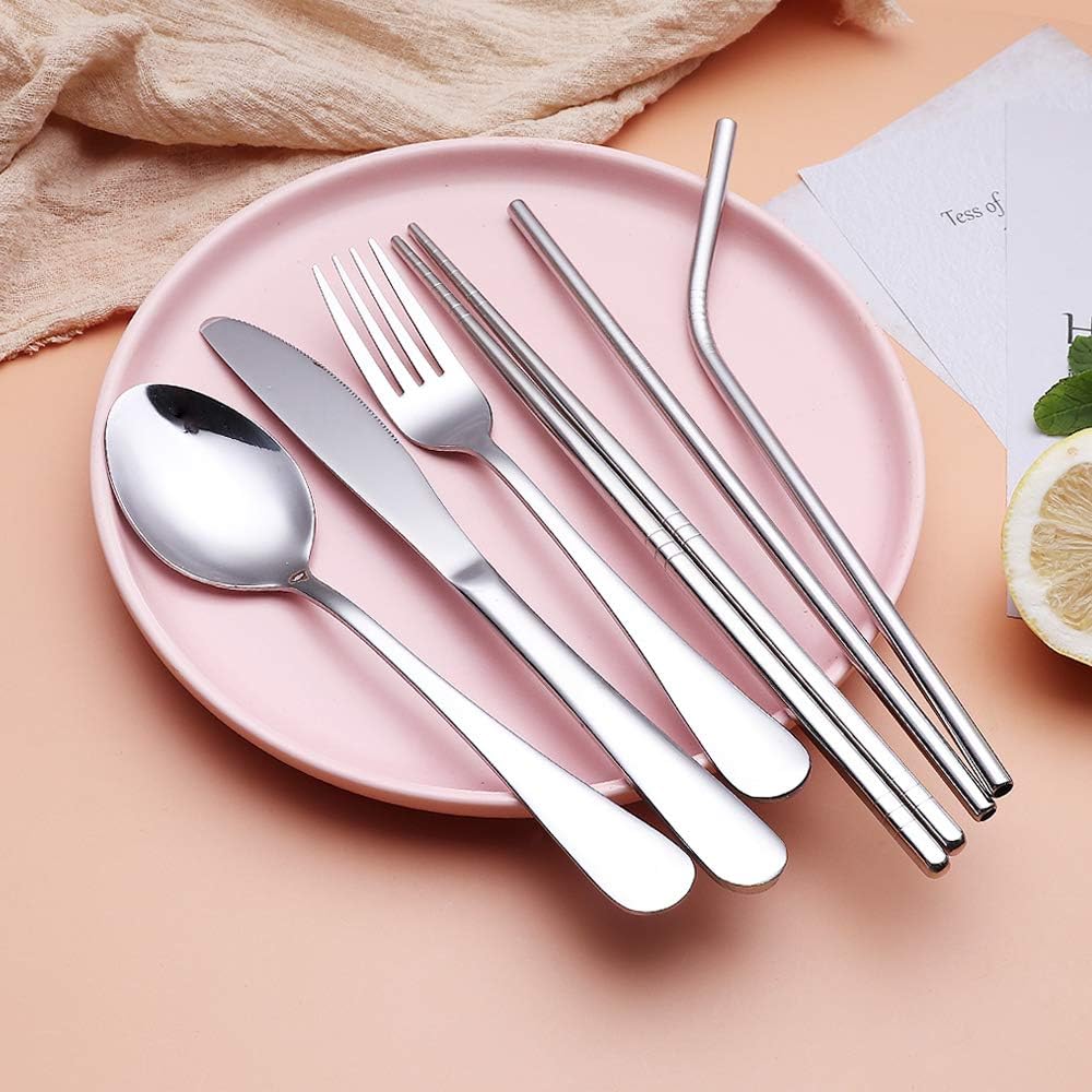 Rosa Teller mit Edelstahlbesteck und Strohhalmen, modernes Küchengeschirr-Set.