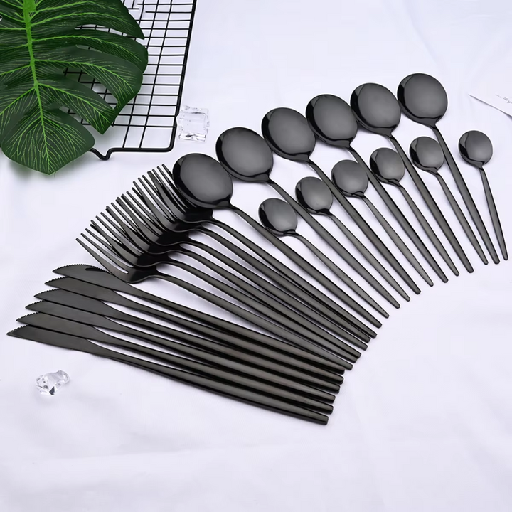 Schwarzes Edelstahl-Besteckset, modern, 24-teilig, Löffel, Gabeln, Messer, Tischdekoration.