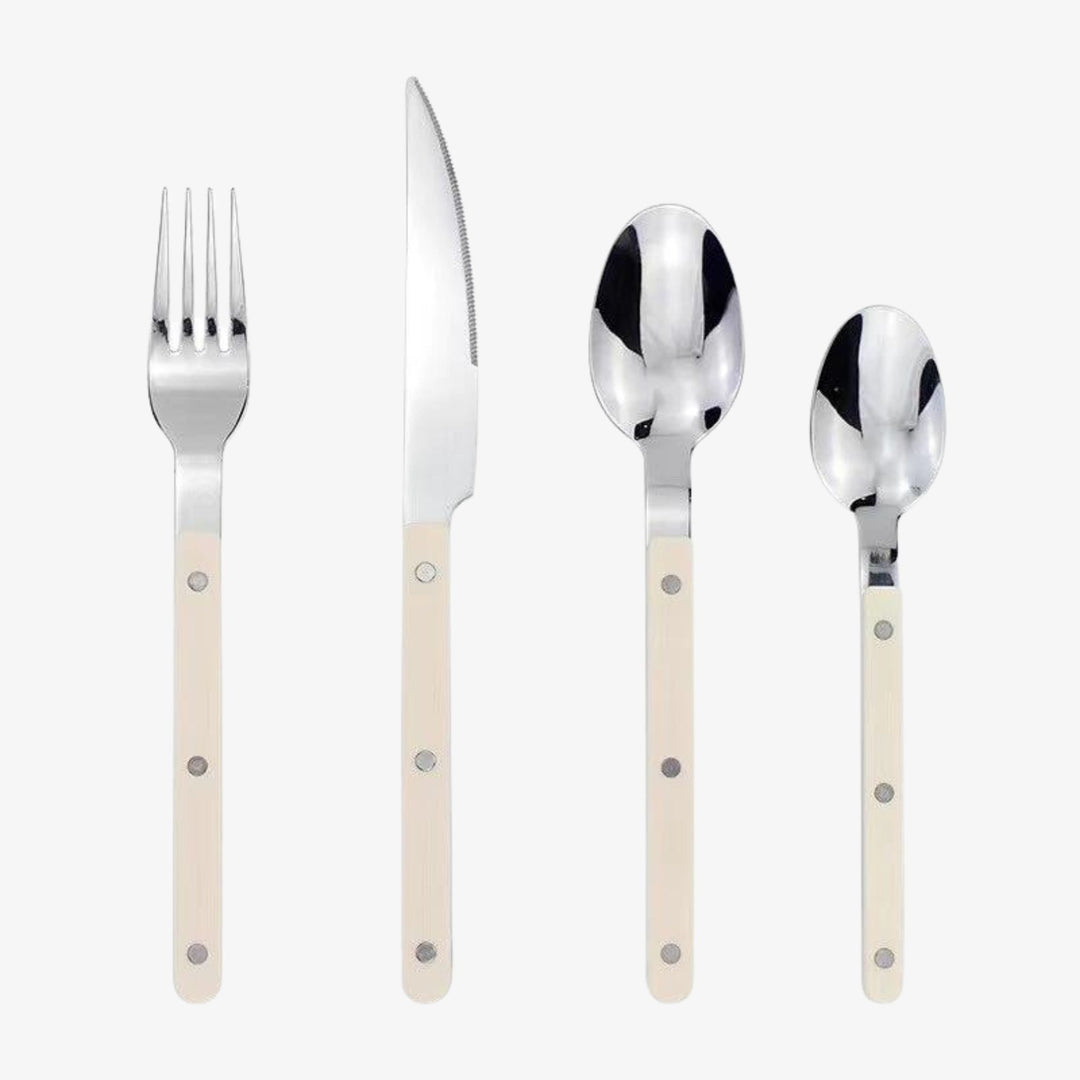 Besteckset aus Edelstahl mit cremefarbenen Griffen, bestehend aus Gabel, Messer, Löffel, Teelöffel.