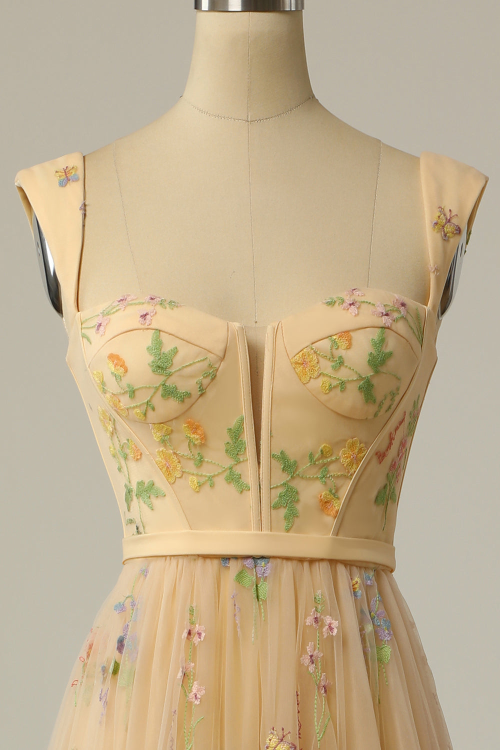 Beiges Kleid mit Blumenstickerei, ärmellos, elegantes Design, Damenmode, Abendkleid.