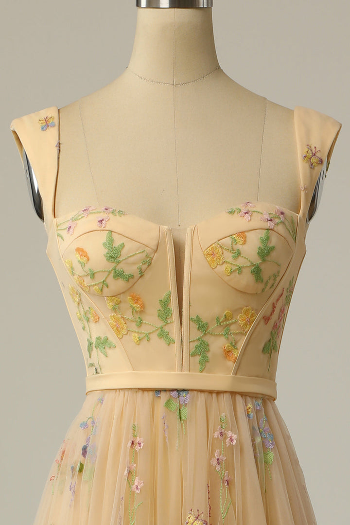 Beiges Kleid mit Blumenstickerei, ärmellos, elegantes Design, Damenmode, Abendkleid.