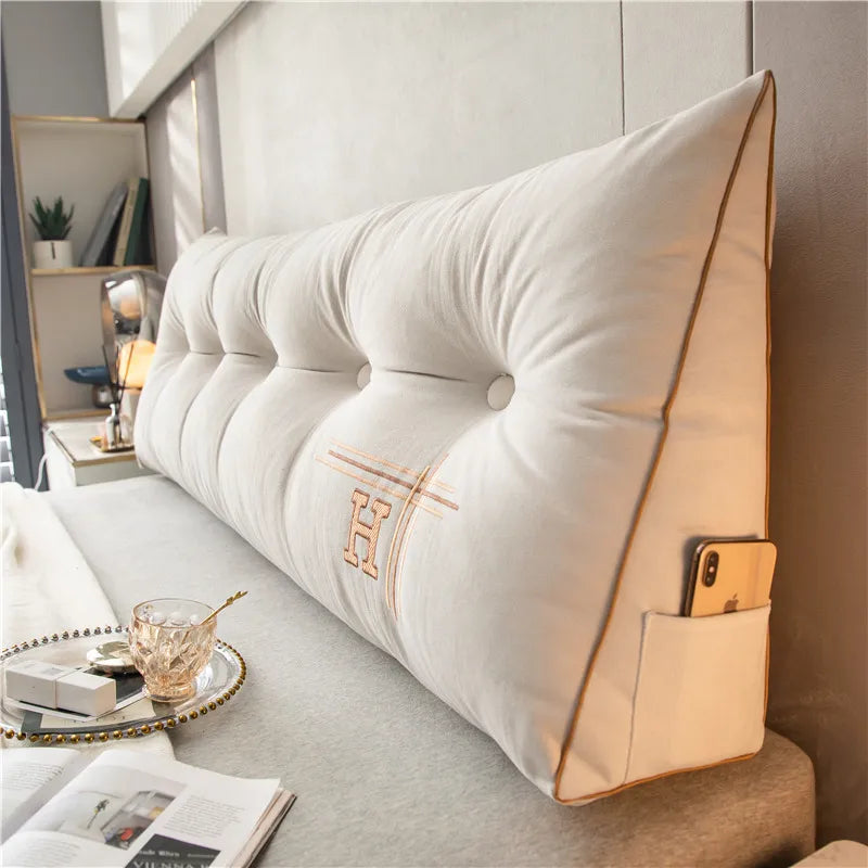 Großes, weißes Keilkissen mit Taschen, ideal für Bettrückenlehne, gemütlich und funktional.