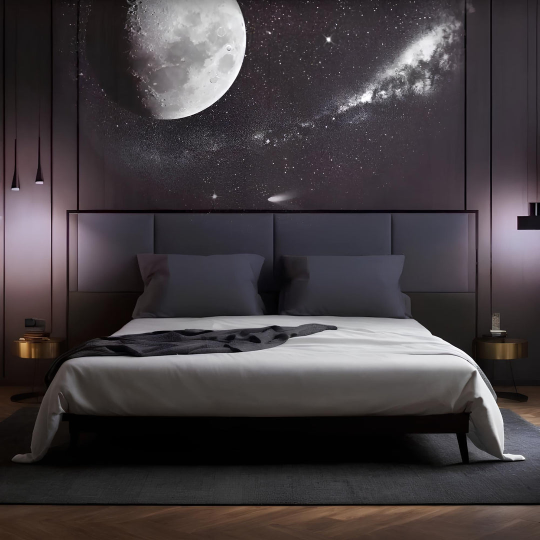 Luxuriöses Schlafzimmer mit Mondtapete, modernem Bett, grauer Bettwäsche und stilvollen Nachttischen.