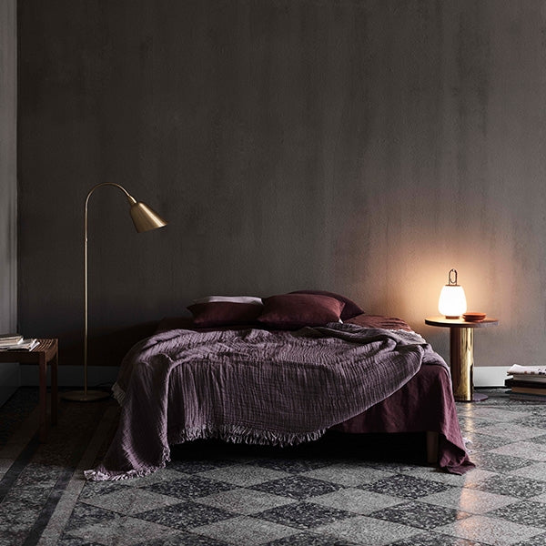 Gemütliches Schlafzimmer mit Bett, Stehlampe, Nachttisch und Beleuchtung, modernes Design.
