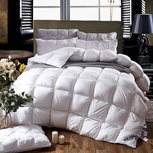 Luxuriöse weiße Daunendecke auf Bett, Schlafzimmer, elegante Bettwäsche, gemütlich, modern.