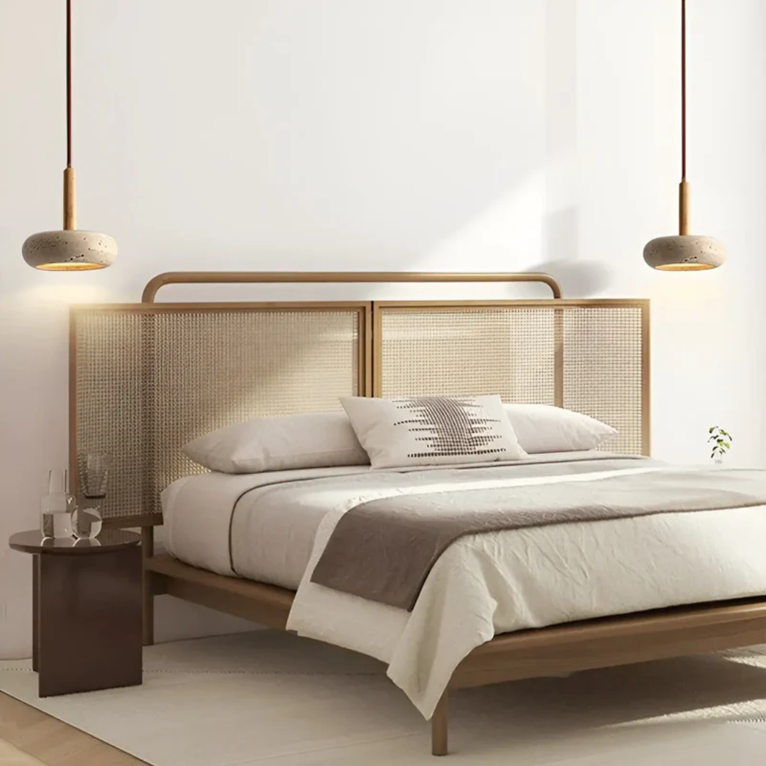 Modernes Holzbett mit Rattan-Kopfteil, beige Bettwäsche, zwei Hängelampen, minimalistisches Design.