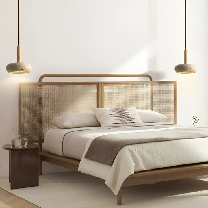 Modernes Holzbett mit Rattan-Kopfteil, beige Bettwäsche, zwei Hängelampen, minimalistisches Design.
