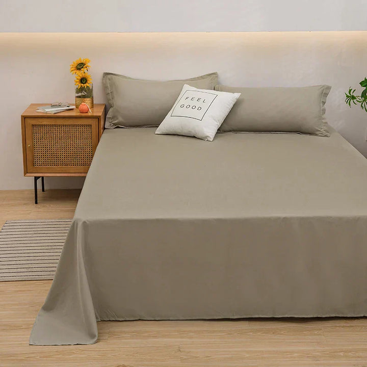 Beige Bettwäsche-Set aus Baumwolle, modernes Schlafzimmer, Kissen mit "Feel Good"-Aufdruck.