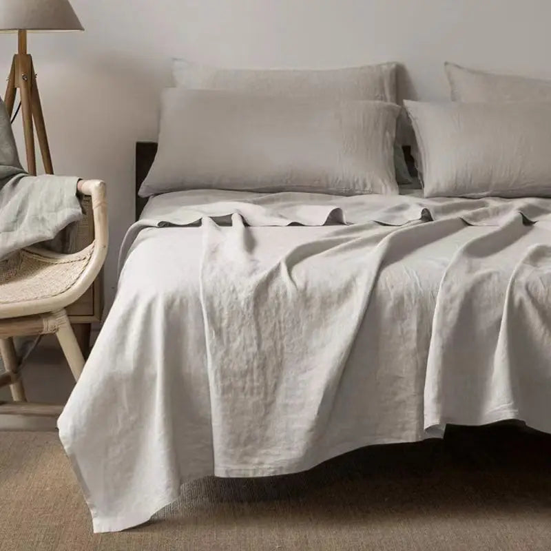 Graues Leinenbettwäsche-Set auf Doppelbett, modernes Schlafzimmer, skandinavisches Design.