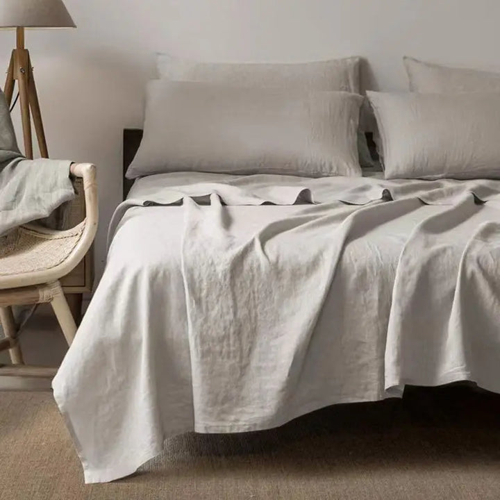 Graues Leinenbettwäsche-Set auf Doppelbett, modernes Schlafzimmer, skandinavisches Design.