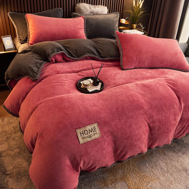 Rosa und graue Bettwäsche-Set aus Samt, luxuriöses Schlafzimmer-Dekor, gemütlich und stilvoll.