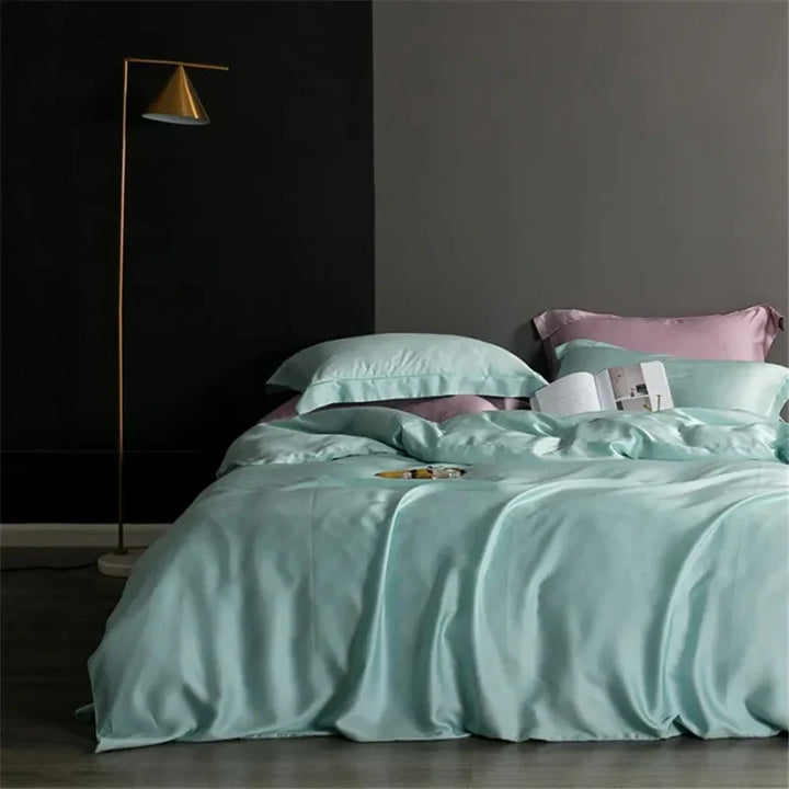 Luxuriöses mintgrünes Bettwäsche-Set aus Seide, modernes Schlafzimmer, elegante Einrichtung.