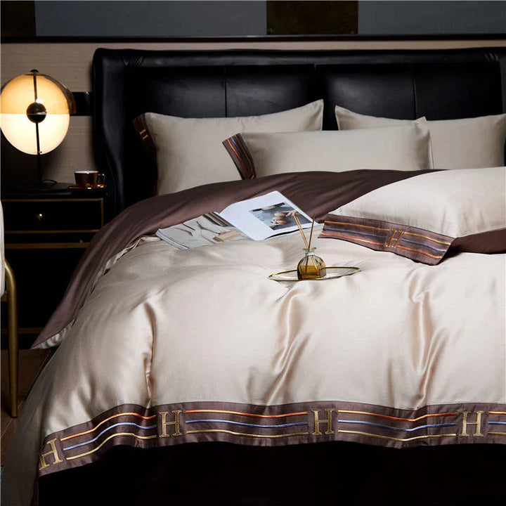 Luxuriöse Bettwäsche-Set aus Seide, beige mit braunen Akzenten, elegantes Schlafzimmer-Dekor.