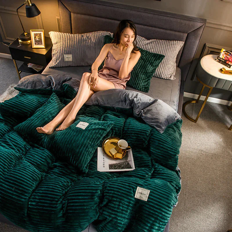 Frau in Seiden-Nachthemd auf grünem Samt-Bettbezug, luxuriöses Schlafzimmer, gemütliche Atmosphäre.