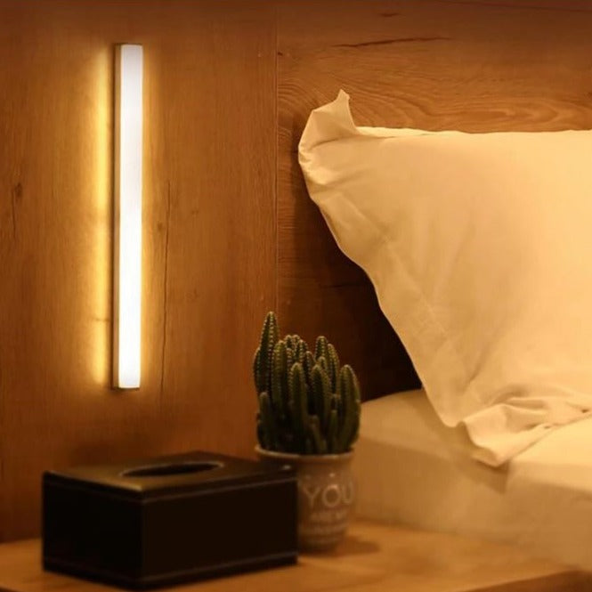 LED-Bewegungssensorleuchte, warmweiß, vertikal, Holzoberfläche, Schlafzimmerbeleuchtung.