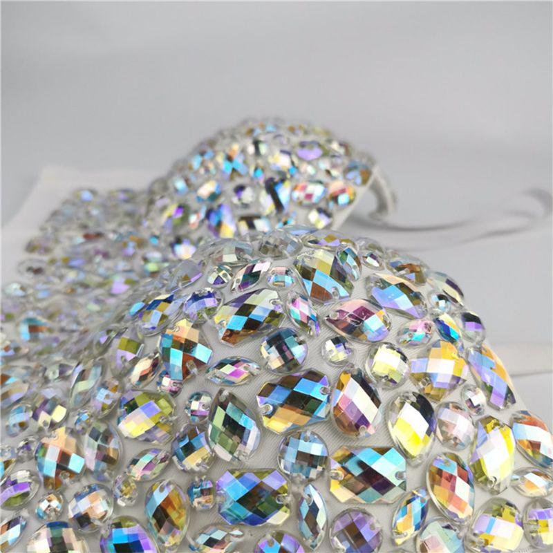Glitzernder BH mit Diamantverzierung, funkelnde Kristalle, luxuriöse Damenunterwäsche, elegant.