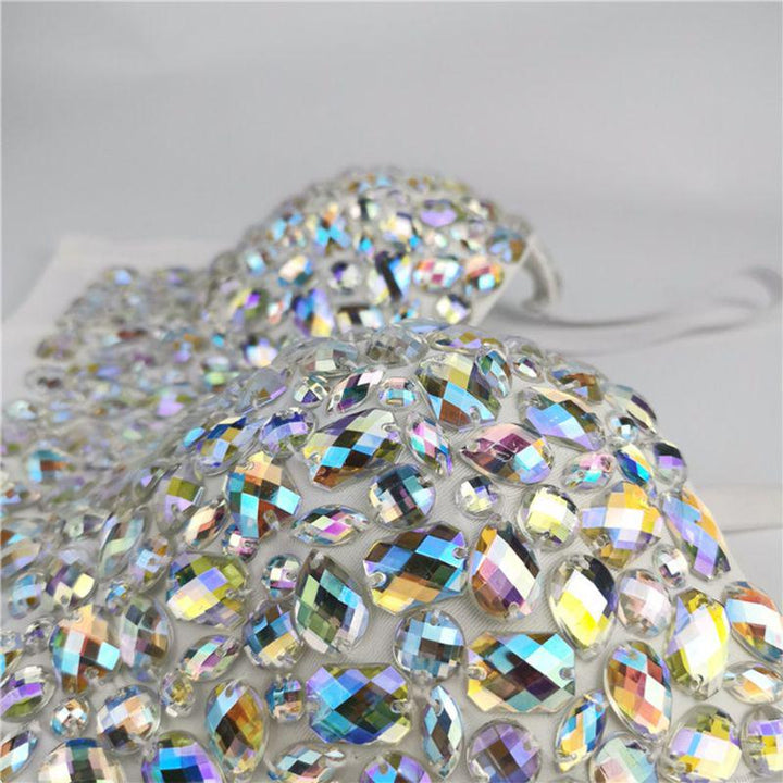 Glitzernder BH mit Diamantverzierung, funkelnde Kristalle, luxuriöse Damenunterwäsche, elegant.