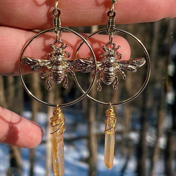 Goldene Bienen-Ohrringe mit Citrin-Anhänger, handgefertigter Schmuck, Naturstein, Boho-Stil.