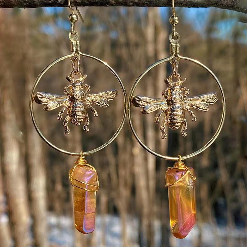 Goldene Bienen-Ohrringe mit schillerndem Kristallanhänger, handgefertigter Schmuck, Naturmotiv.