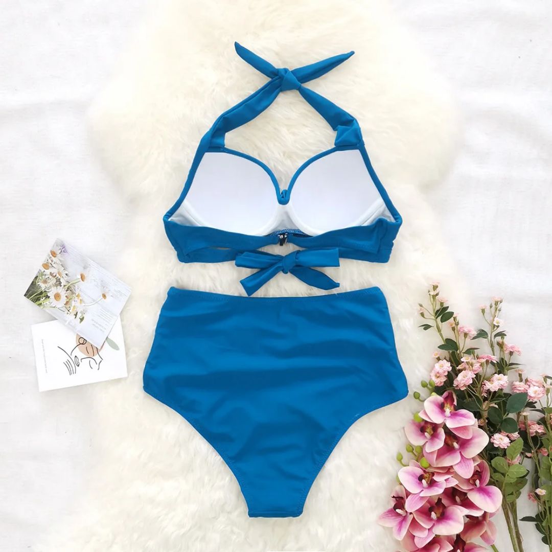 Blauer Bikini-Set mit hohem Bund, Schleifen-Detail, Blumen, Sommermode, Strandbekleidung.