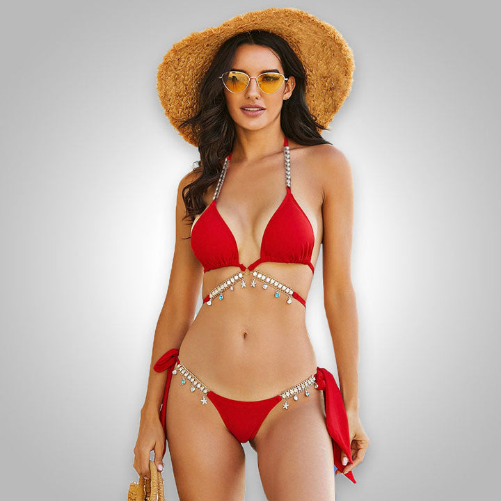 Frau im roten Bikini mit Strohhut und Sonnenbrille, Sommermode, Strandkleidung, Schmuckdetails.