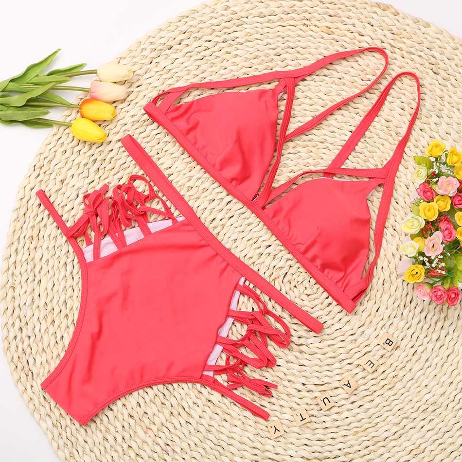 Roter Bikini-Set mit Fransen, Damen-Bademode, Strandmode, Sommer, Blumenhintergrund.
