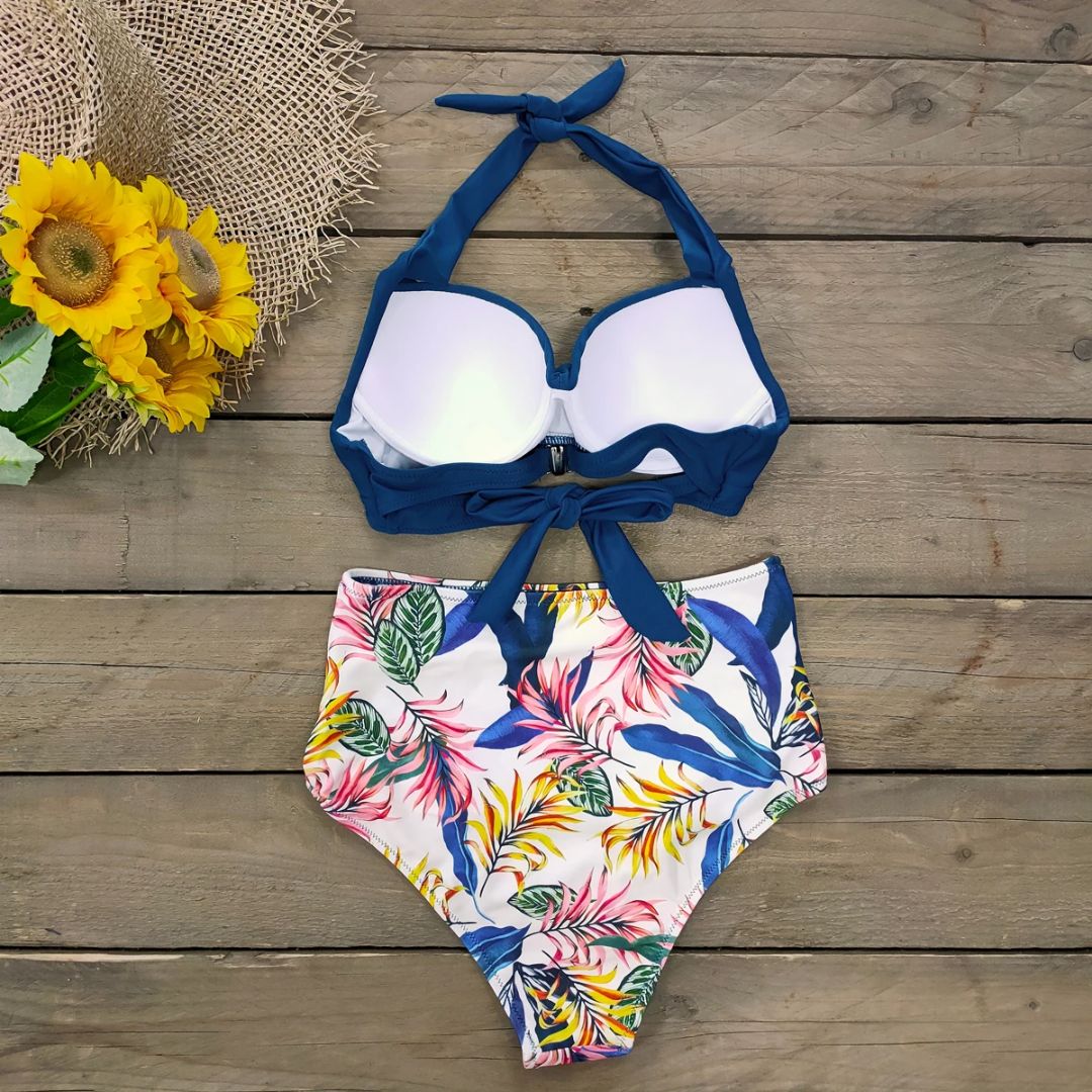 Bikini-Set Damen, blau-weiß, tropisches Muster, Blumen, Strandmode, Sommer, Holzuntergrund.