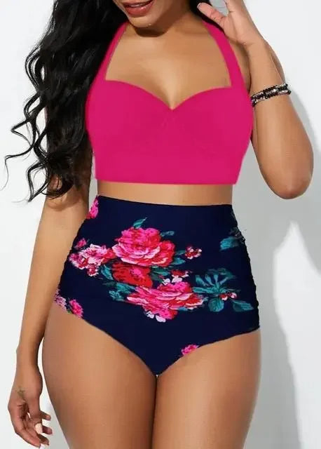 Frau in pinkem Bikini-Top und geblümter High-Waist-Hose, Sommermode, Strandbekleidung.