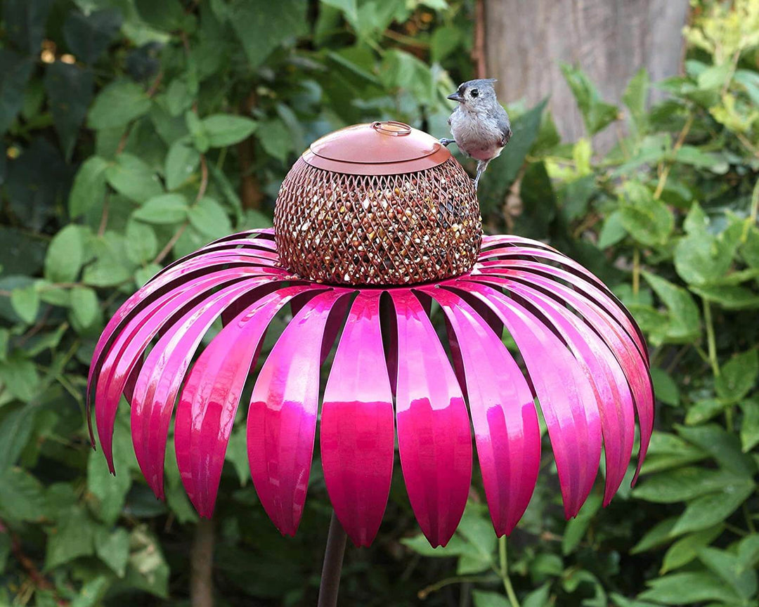 Rosa Metall-Vogelfutterspender in Blumenform mit kleinem Vogel, Garten-Dekoration.