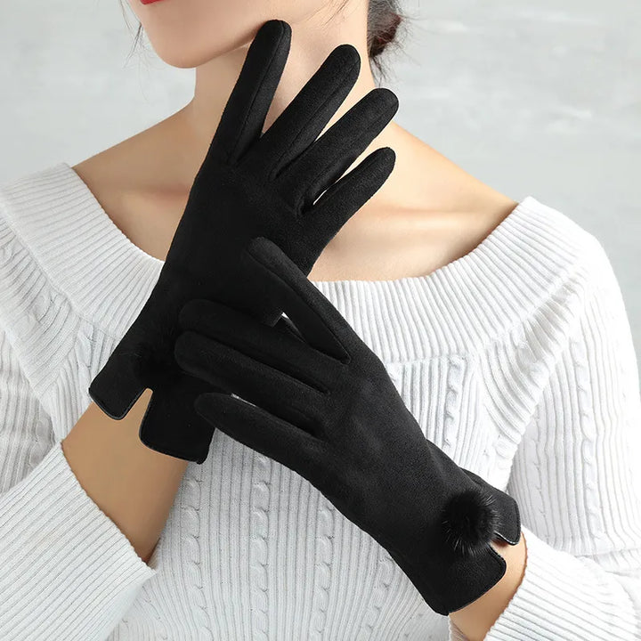 Frau trägt schwarze Damenhandschuhe aus Wildleder mit Pelzbesatz, elegant und warm.